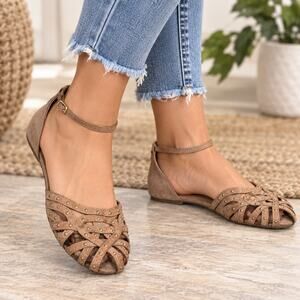 Candie’s Women’s Tan Brown Studded Woven Ankle Strap Flat Sandals 8.5